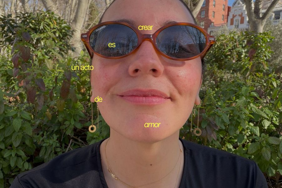 Primer plano de Agus, sobre la foto: «crear es un acto de amor»